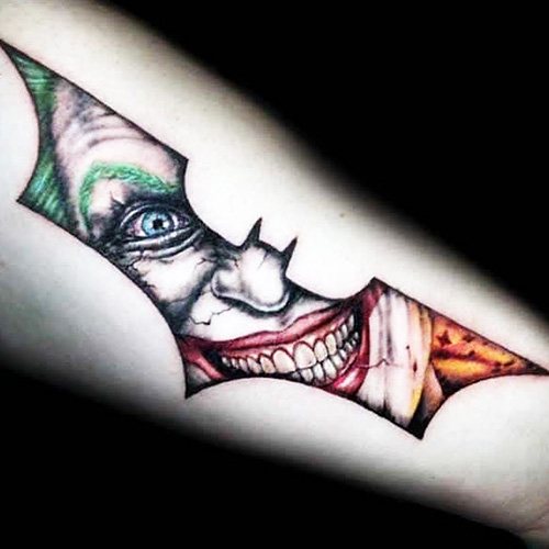 Tatouage du sourire du Joker sur son bras. Croquis, photo