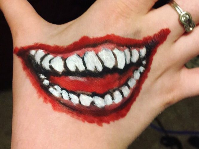 Tatouez le sourire du Joker sur votre bras. Croquis, photo