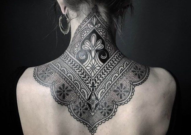 motifs de tatouage sur le cou et le dos