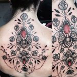 Tatouage baroque. Esquisses sur le bras, le poignet, la jambe, le dos, la taille. Photo