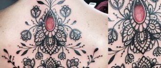 Tatouage de style baroque. Esquisses sur le bras, le poignet, la jambe, le dos, la taille. Photo
