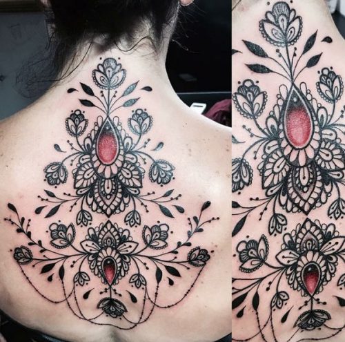 Tatouage baroque. Esquisses sur le bras, le poignet, la jambe, le dos, la taille. Photo