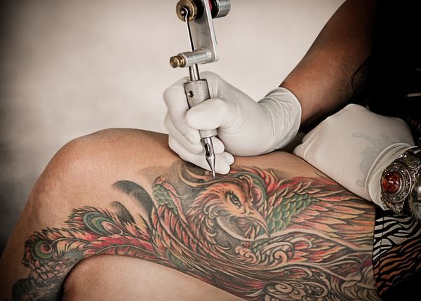 Tatouage dans le style baroque. Esquisses sur le bras, le poignet, la jambe, le dos, la taille. Photo