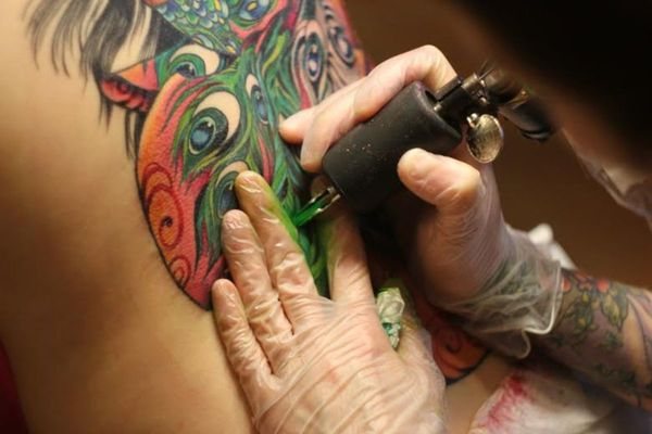 Tatouage dans le style baroque. Esquisses sur le bras, le poignet, la jambe, le dos, la taille. Photo