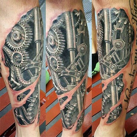Tatouage de style biomécanique sur les jambes