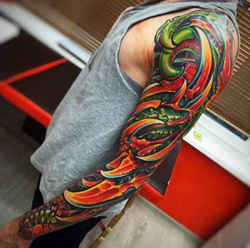 Tatouage dans le style Bioorganic. Photo, croquis, sens