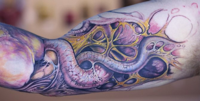 Tatouage dans le style Bioorganic