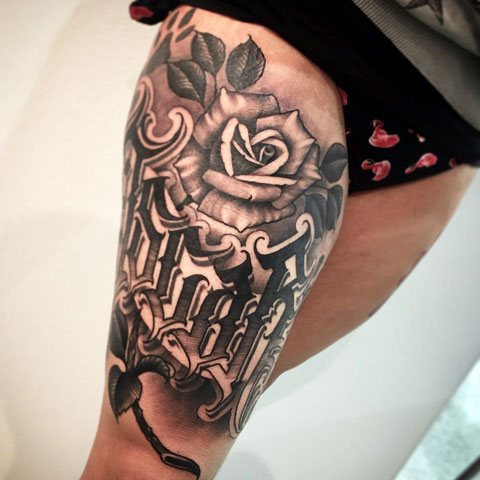 Tatouage de style chicano sur la jambe d'une fille