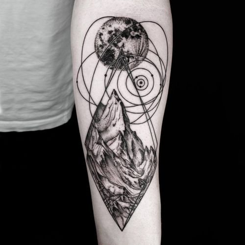 Tatouage dans un style linéaire pour les filles, les hommes. Croquis, photos sur l'avant-bras, la main, la hanche