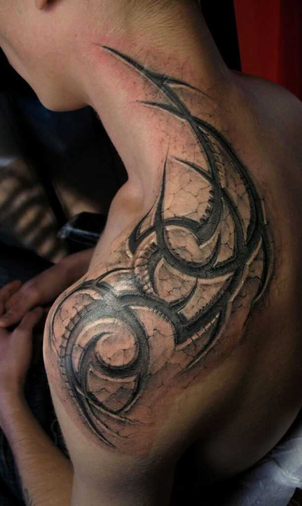 Style de tatouage sur l'épaule, le dos et le cou d'un homme