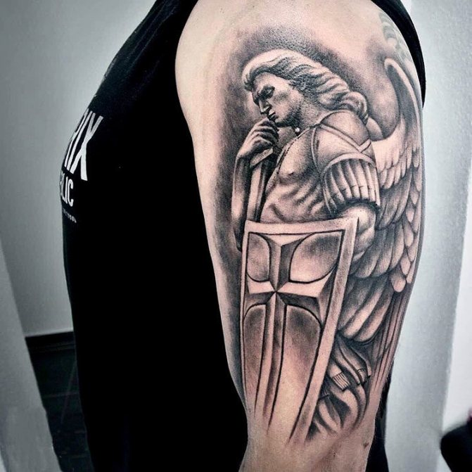 Tatouage en forme d'ange défenseur