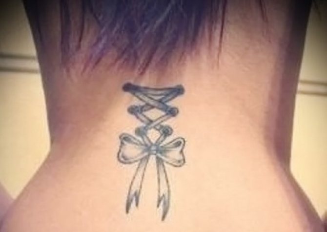 Tatouage avec nœud et corset - une version féminine