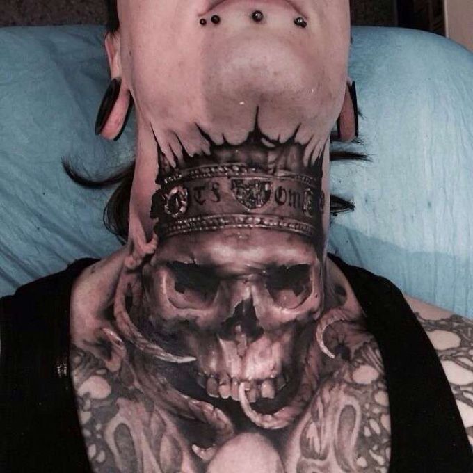 Un tatouage de crâne ne passera pas inaperçu.