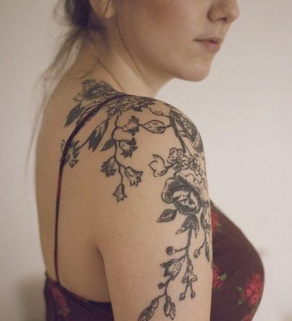 Le tatouage floral se marie bien avec une robe à l'imprimé similaire.