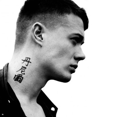 Le tatouage de hiéroglyphes est mystérieux et élégant.