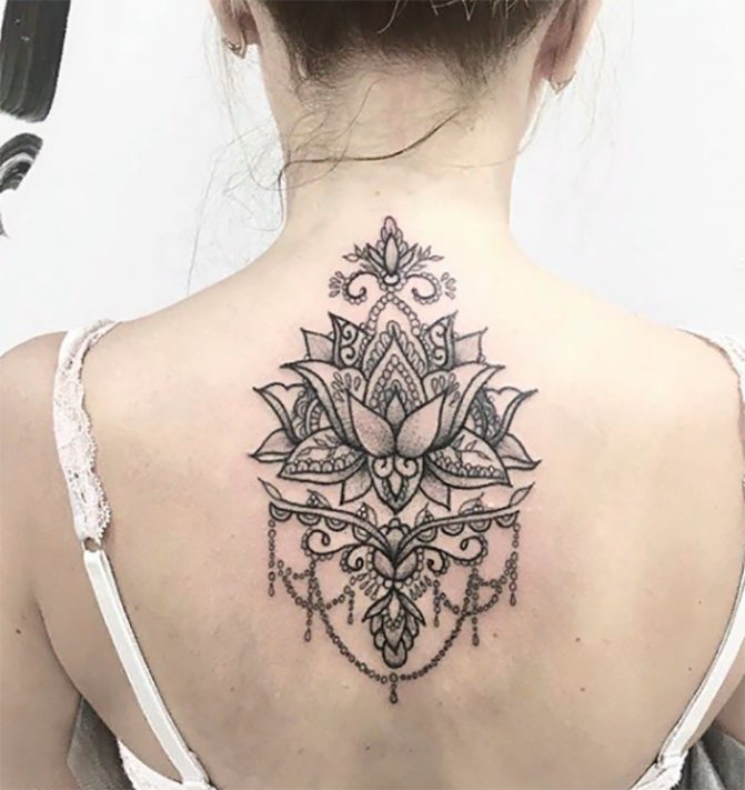 Le délicat tatouage du lotus peut être esquissé comme ceci