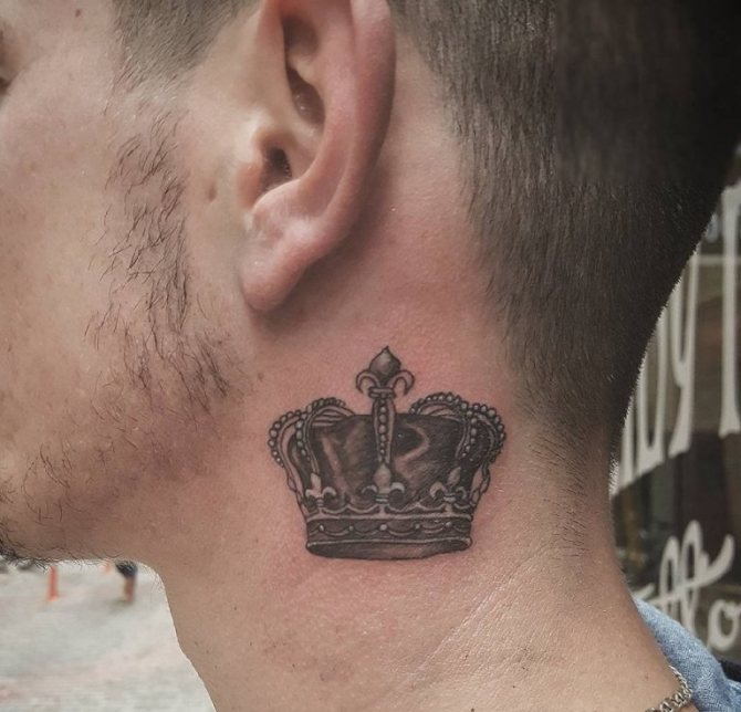 Tatouage en forme de couronne