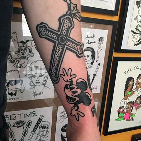 Tatouage d'une croix sur la main