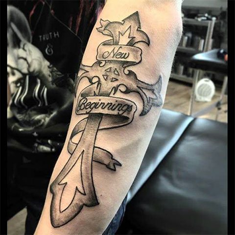 Tatouage d'une croix sur la main