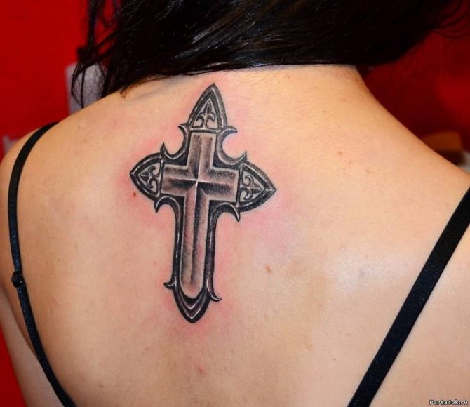 Tatouage en forme de croix contre le mauvais œil