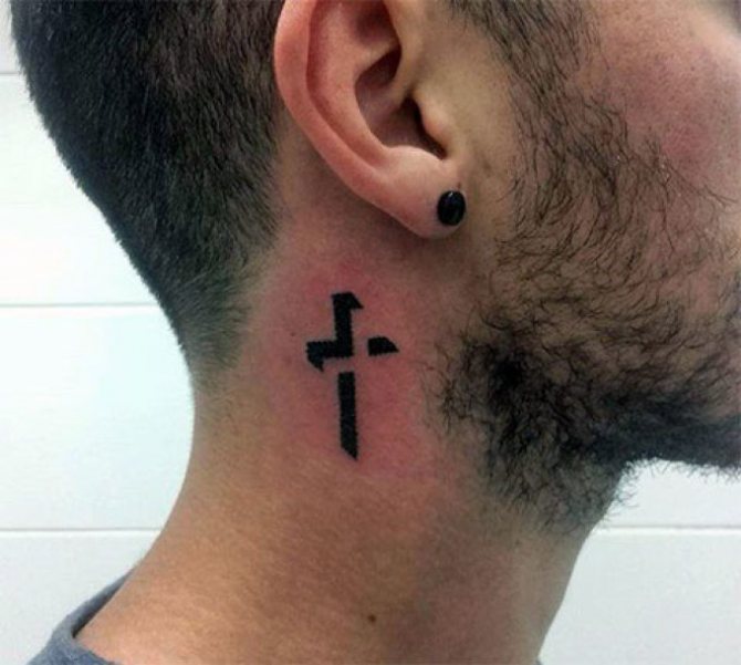 Tatouer une croix - le summum du minimalisme