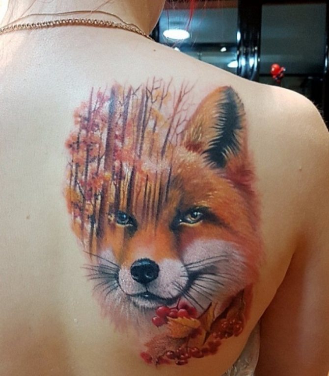 Le tatouage de renard peut être décoré avec des couleurs et des éléments d'automne.