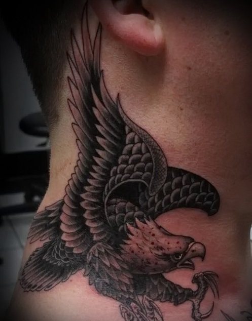 Tatouage en forme d'aigle