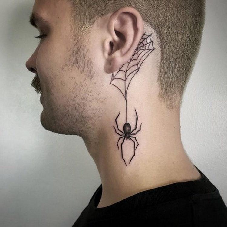 Le tatouage d'une araignée se balançant sur une toile d'araignée est également une solution intéressante.