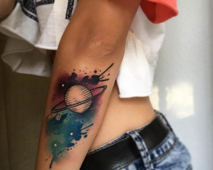 tatouage d'une planète sur le coude