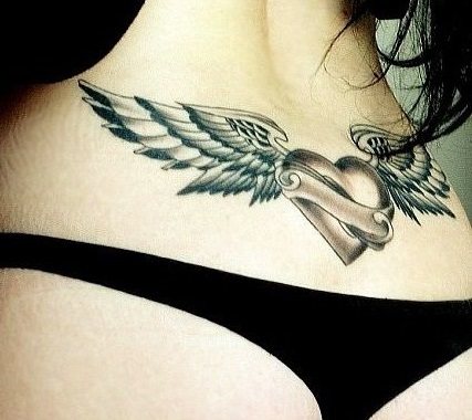 Le tatouage en forme de cœur s'adapte parfaitement à la taille.
