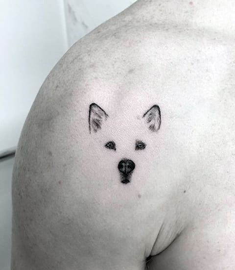 Tatouage de chien sur l'épaule