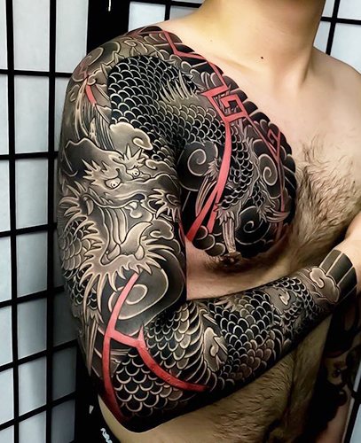 Tatouage dans le style japonais. Croquis sur le bras, la jambe, le dos : dragon, carpe, tigre, serpent, poisson, samouraï, fleurs, renard, masque, phénix. Photo