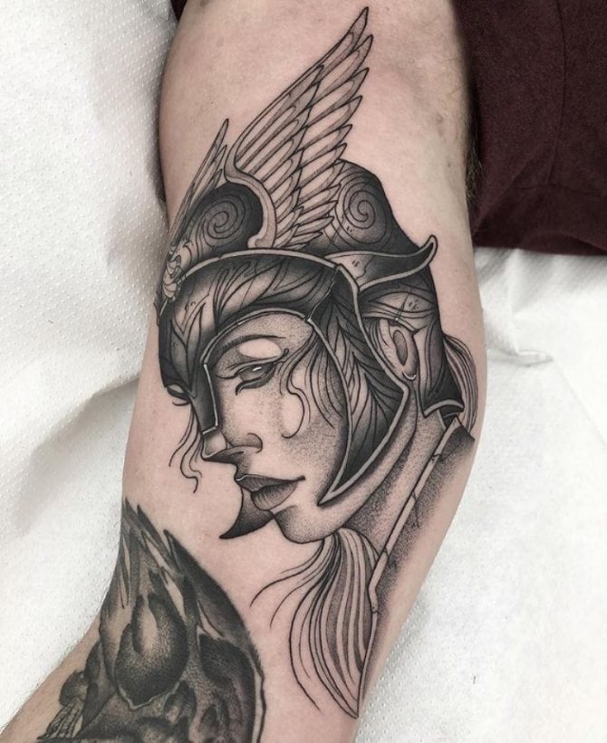 tatouage de Valkyrie sur son bras