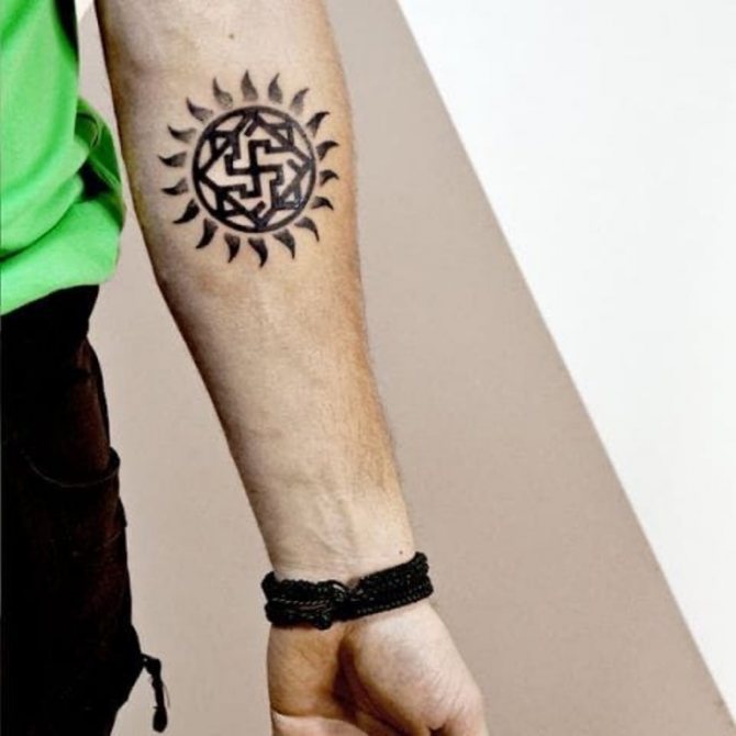 amulette de Valkyrie tatouée