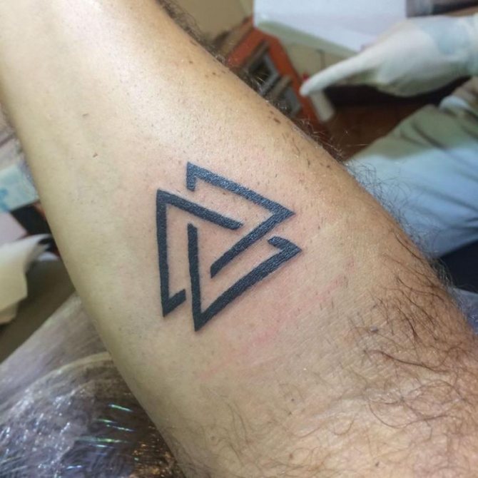 Tatoo Valknut - vignettes, significations pour les filles et les hommes, emplacements (48 photos)
