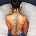Tatouage le long de la colonne vertébrale chez les filles. Photos, croquis