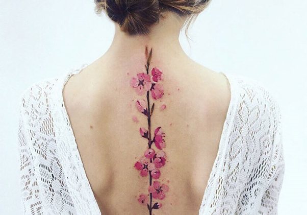 Tatouage le long de la colonne vertébrale chez les filles. Images fixes, croquis