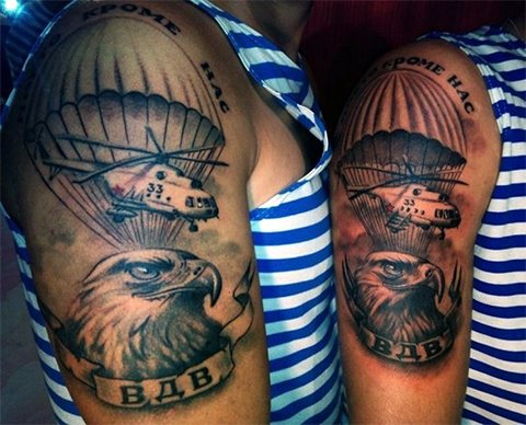 Tatouage d'épaule des troupes aéroportées