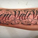 Tattoo Veni, vidi, vici (Venez, voyez, gagnez !). Esquisse, traduction, signification.