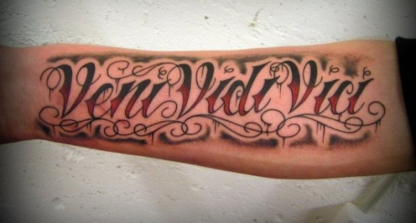 Tattoo Veni, vidi, vici (Venu, vu, conquis !). Esquisse, traduction, signification