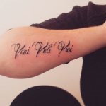 Tattoo Veni, vidi, vici (Venu, vu, conquis !). Esquisse, traduction, signification