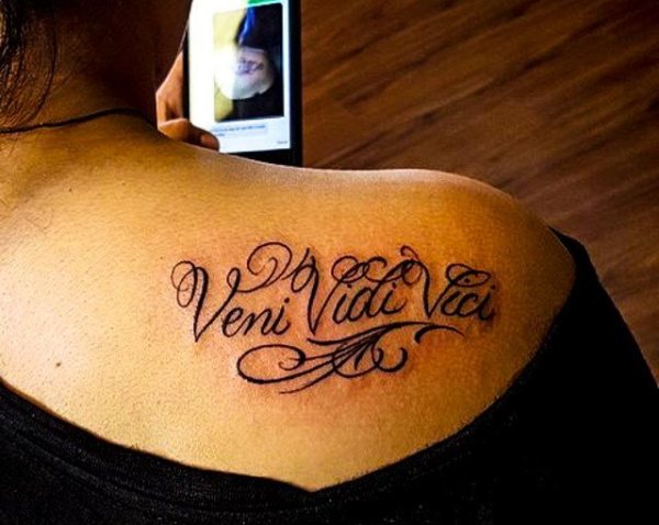 Tattoo Veni, vidi, vici (Venu, vu, conquis !). Esquisse, traduction, signification.