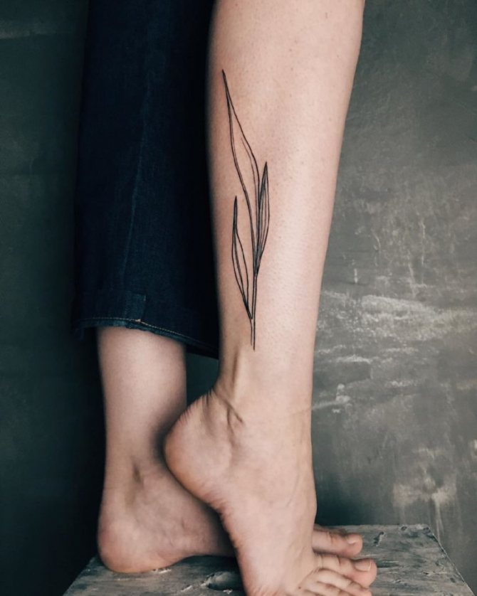 tatouage d'une branche avec des feuilles