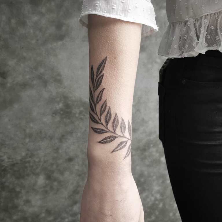 tatouage de brindille sur la main