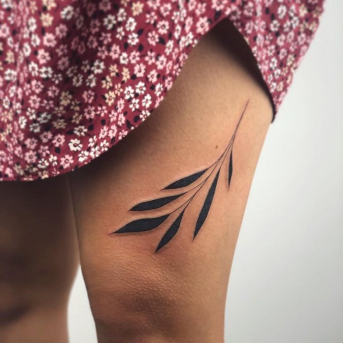 tatouage d'une brindille avec des feuilles