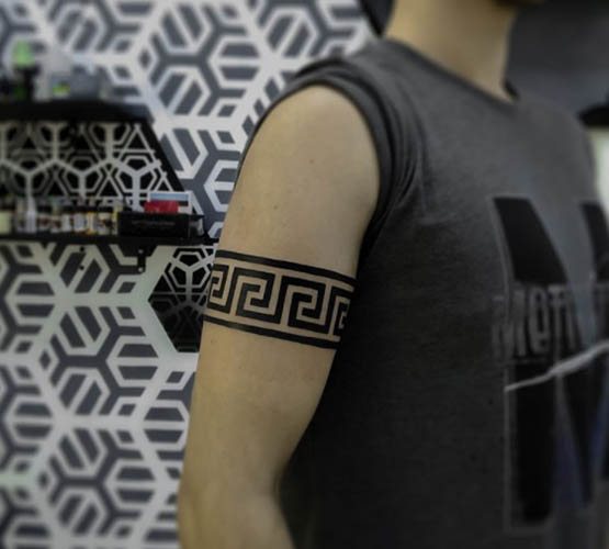Tatouages autour des biceps homme, femme. Photo : style slave, motif scythe, nœuds celtiques
