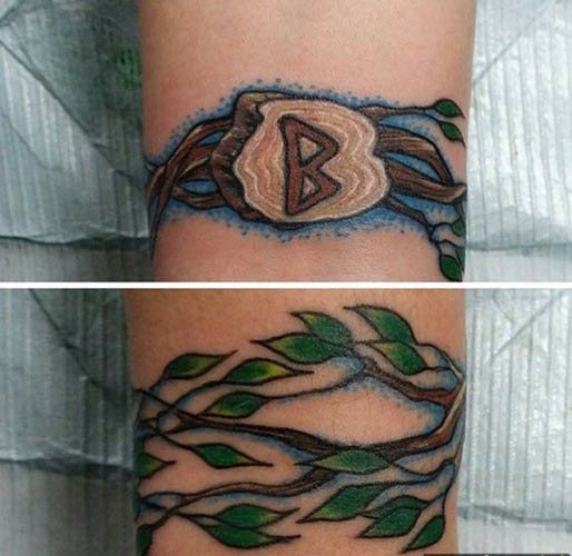 Tatouage autour du biceps homme, femme. Photo : dans le style slave, le motif scythe, les nœuds celtiques