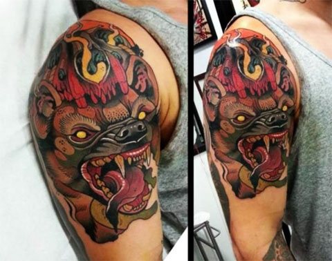 Tatouage d'un loup sur l'épaule dans le style asiatique