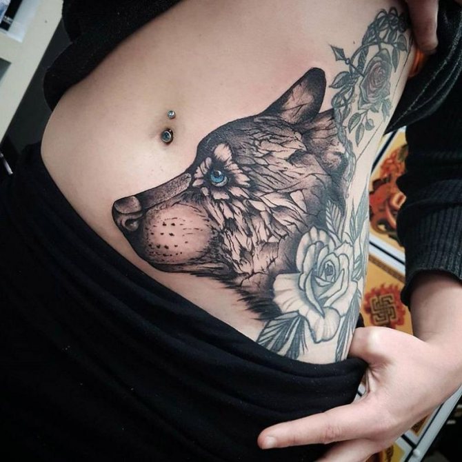 Tatouage d'un loup avec des fleurs