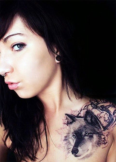 Loup tatoué sur l'épaule d'une fille